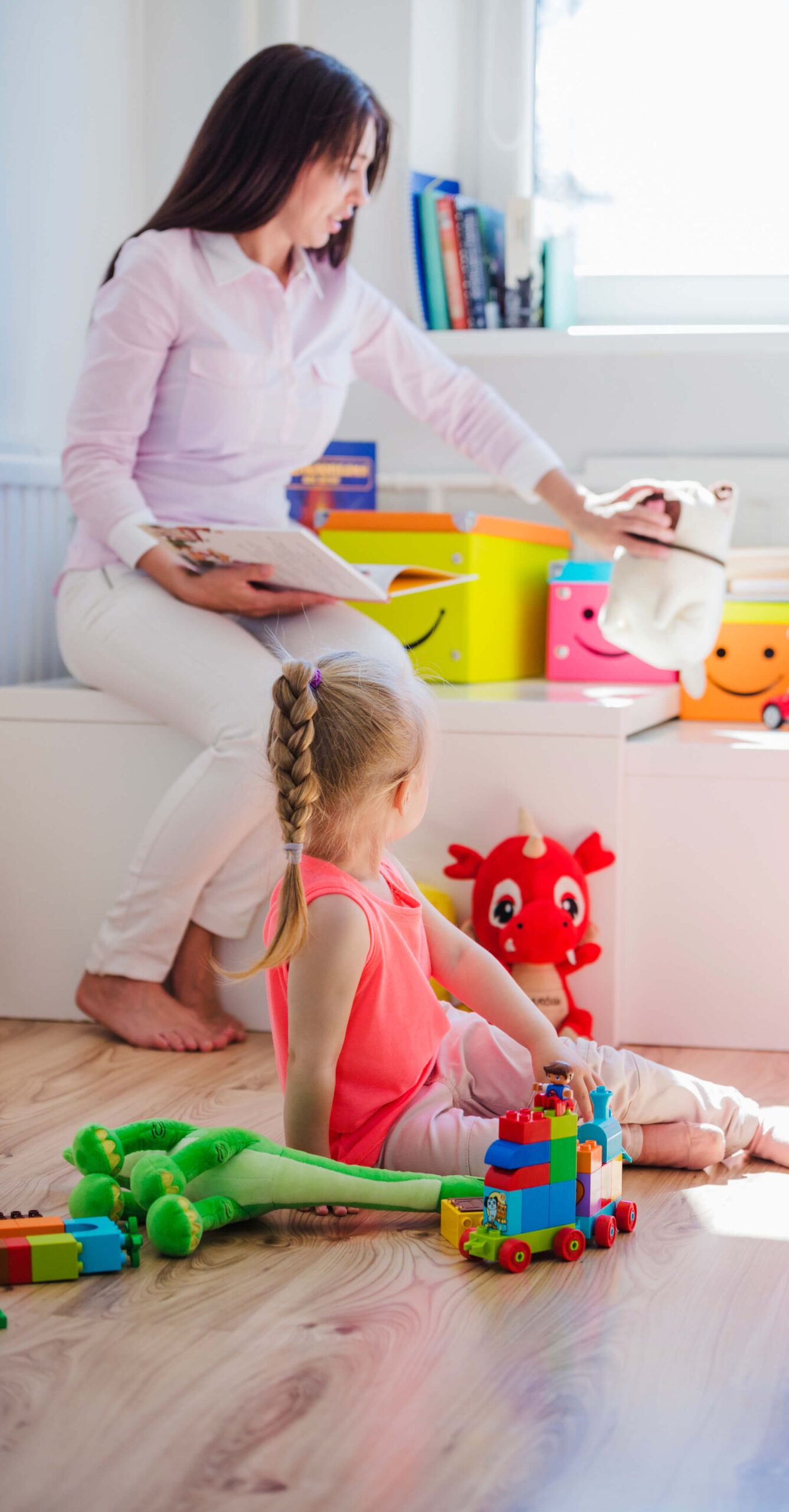 mujer-que-juega-nino-sala-juegos (1)